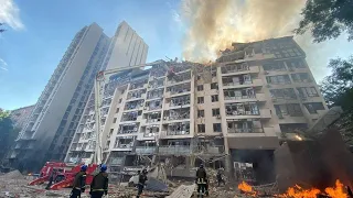 Зруйнований будинок в Києві, після ранкових ударів рашистів.