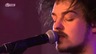 Milky Chance - 'Down By The River' (live in het Q-hotel 2014)