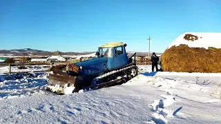 Трактор Дт-75 против огромного стога сена. #деревня#трактор#сено