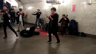 Музыканты в метро играют Nirvana.
