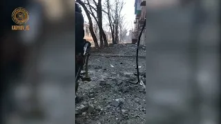 Гранатомётчик Росгвардии производит выстрел под огнём противника во время уличных боев в Мариуполе