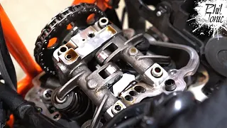 KTM 690 2008 - 2017 Ventilspiel prüfen und Kipphebel körnen | Valve adjustment [English subtitles]