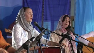 Jai-Jagdeesh sings Aad Guray Nameh at Sat Nam Fest 2011 (feat. Paloma Devi)