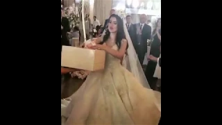 Армянская невеста танцует с деньгами в руках / Богатая армянская свадьба