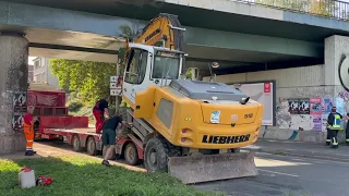 LKW mit Bagger rammt Brücke in Jena