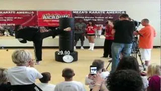 GUINNESS WORLD RECORD - Most Martial Arts Kicks in One Minute 281