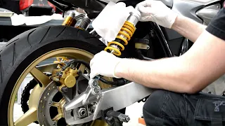 Installation of öhlins HO 417 shock absorbers on Honda CB 1300