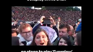 coldplay invite a fan on stage