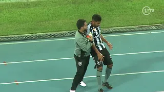 Zagueiro do Botafogo sofre choque na cabeça e deixa o estádio de ambulância