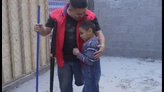 Millonario le cambia la vida a niño barrendero que ayuda su padre sin pierna 😭 Nos hizo llorar