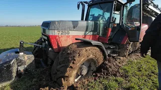 Chwila nieuwagi. Wyciąganie ciężarówki z rowu i wielkiego opryskiwacza z pola. Horsch Leeb 12 TD.