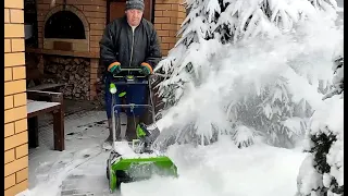 Снегоуборщик Greenworks GD 40 в работе по мокрому и сухому снегу