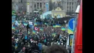 Майдан поет гимн Украины