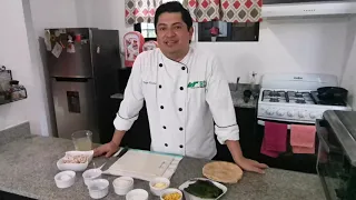 Crepas rellenas con rajas y salsa de chile poblano