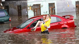 ПОТОП в СОЧИ! ЖЕСТЬ МАШИНЫ ЛЮДЕЙ СМЫВАЕТ в ЯМЫ и РЕКИ! ВАЖНО!ГОРОД ПОСТРАДАЛ ТУРИСТАМ на АВТО 9 ИЮЛЯ