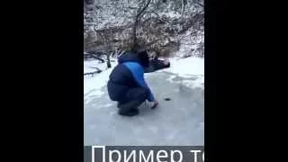 Пьяный мужик отдыхает на рыбалке