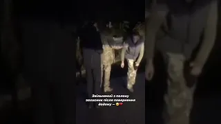 До сліз 💔 Звільнений з полону воїн цілує рідну землю | Яка радість, що герої вдома!