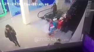 В торговом центре Ставрополя дети упали с эскалатора
