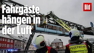 Schwebebahn in Wuppertal: Feuerwehr muss Menschen aus ausgebremster Bahn retten