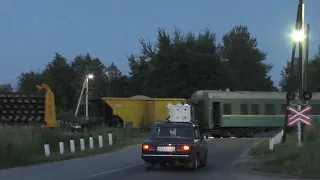 Движуха на жд переезде возле ОПМС-8 Берёзки. Сразу 2 поезда. Никто не нарушил ПДД