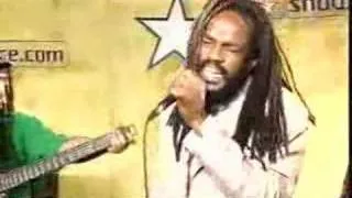 Andrew Tosh toca "He never died" e "Johnny B. Goode"