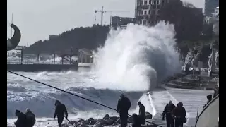 Зимний шторм в Ялте. - Winter storm in Yalta, Ukraine.