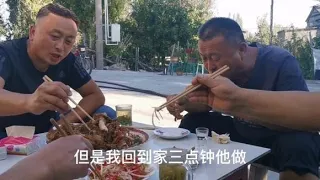 新疆美食 : 新疆有种羊肉的做法叫回锅羊肉，酒的计量倒法叫小裙子，完美组合  .