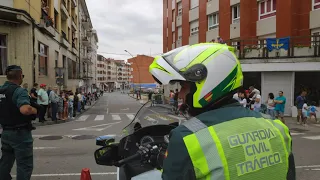 Paso de la Vuelta ciclista a España por Grado -llegada de la Guardia Civil-