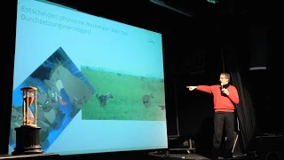 'Evolution weiblicher Dominanz bei Tüpfelhyänen' - Prof. Heribert Hofer beim #31 Science Slam Berlin