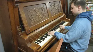 Elliot plays Ain't Misbehavin' on a piano shaped object