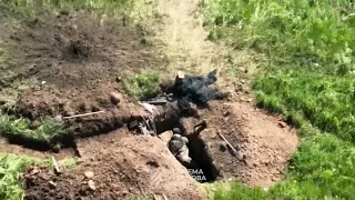 Бійці роти розвідки 3 ОШБр прикривають піхоту під час штурму