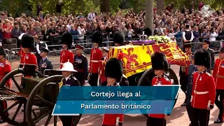 Miles presencian el cortejo fúnebre de la reina Isabel II en Londres