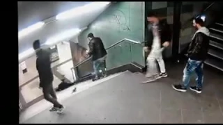 Dreckspack tritt Frau die Treppe herunter_Berlin