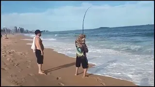 pescaria na praia de Itaparica vila velha e bateu um peixe grande na linha #pescaria #ação #fishing