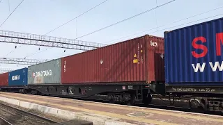 4ЭС5К-046 с грузовым поездом следует по станции Спасск-Дальний