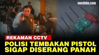 Detik-Detik Polisi Acungkan Pistol Kaget Diserang Panah Lagi Asyik Ngopi Bareng di Kafe