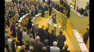 9. November 1989 - Auf Reaktion des Mauerfalls singt der Bundestag spontan die Nationalhymne