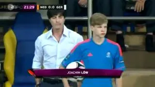 Jogi Löw schlägt Balljungen den Ball weg // Germanys footballcoach jokes with a ball boy