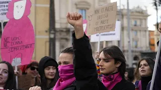 Massenproteste gegen Gewalt an Frauen in Rom und Istanbul