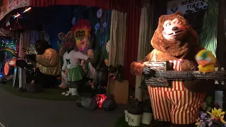 The Rock-Afire Explosion covering “Talking in your sleep” by The Romantics at Billy Bobs Wonderland