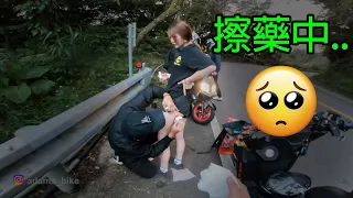 OH NO!!..妹妹摔車了! 路過騎士馬上回頭幫忙處理 I Cute Taiwanese Girl Motorcycle Low Side Crash