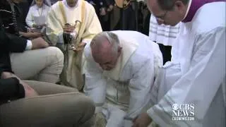 Pope washes feet of inmates in Easter ritual