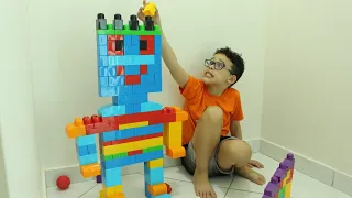 LUCAS QUER BRINCAR DE MONTAR BLOCOS COLORINDOS