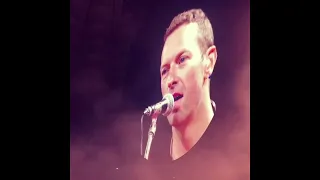 Coldplay у Варшаві виконує пісню «Обійми» разом з хлопцем із Чернігова Романом Панченко