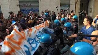 Torino, corteo contro Giorgia Meloni: scontri tra polizia e studenti