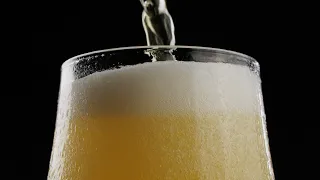 FREE STOCK VIDEO 4K | Beer pouring on dark Background