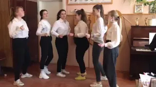 Муз. Р. Лісової, сл. С. Корнієнко "Святковий рок-н-рол". Виконує гурт Crazy Girls.