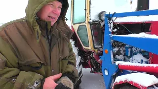 Трактор ЮМЗ в деревне забуксовал на хоздворе под снегом не замерз грунт ледяной дождь лёд на стекле