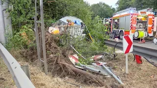 [SCHWERER UNFALL MIT EINGEKLEMMTER PERSON] - Auto fuhr gegen Baum | Technische Rettung | Düsseldorf