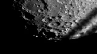 Passage d'un avion à haute altitude devant la lune